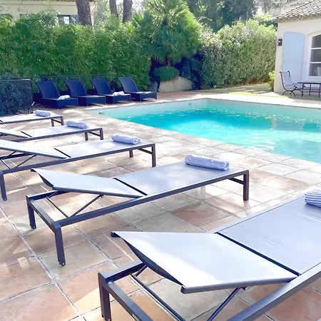 Dom wakacyjny Charming Villa 300M Beach